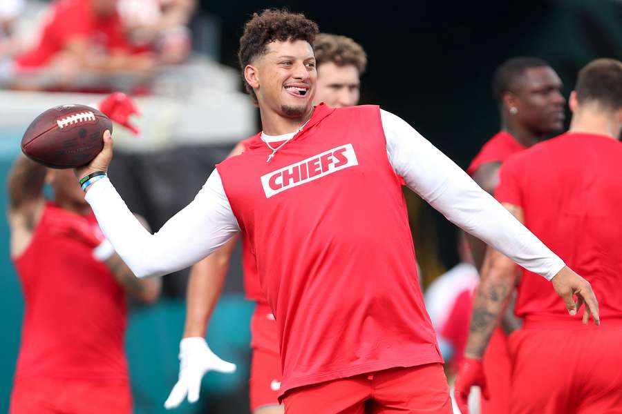 Patrick Mahomes fra Kansas City Chiefs varmer op under pre-season