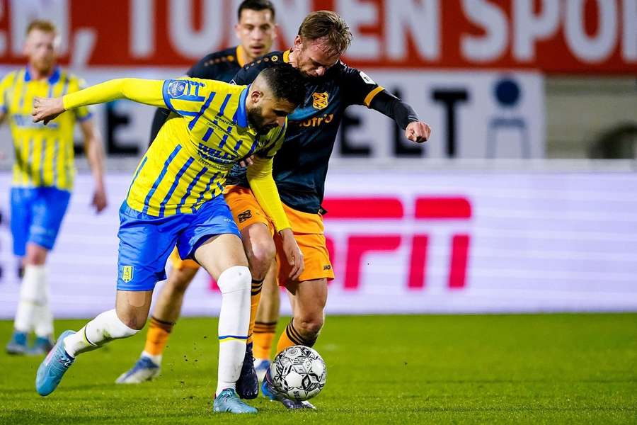 Ahmed Touba en Siem de Jong in duel tijdens de clash van 12 maart 2022