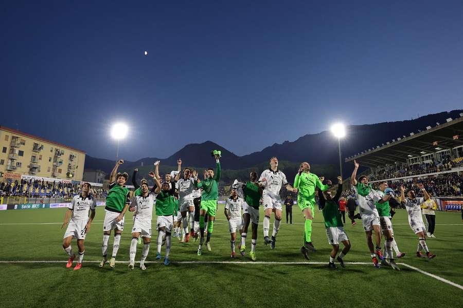 Lo Spezia saluta i tifosi dopo la vittoria