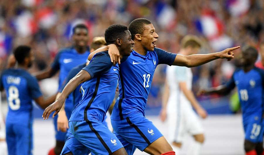 Ousmane Dembélé et Kylian Mbappé célèbrent le but victorieux de la France lors du match amical entre la France et l'Angleterre, le 13 juin 2017 au Stade de France Ousmane Dembélé et Kylian Mbappé célèbrent le but victorieux de la France lors du match amical entre la France et l'Angleterre, le 13 juin 2017 au Stade de France