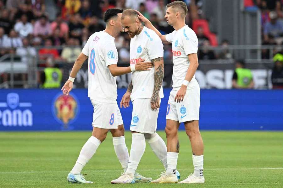 Denis Alibec (centru) s-a accidentat în meciul cu CFR Cluj