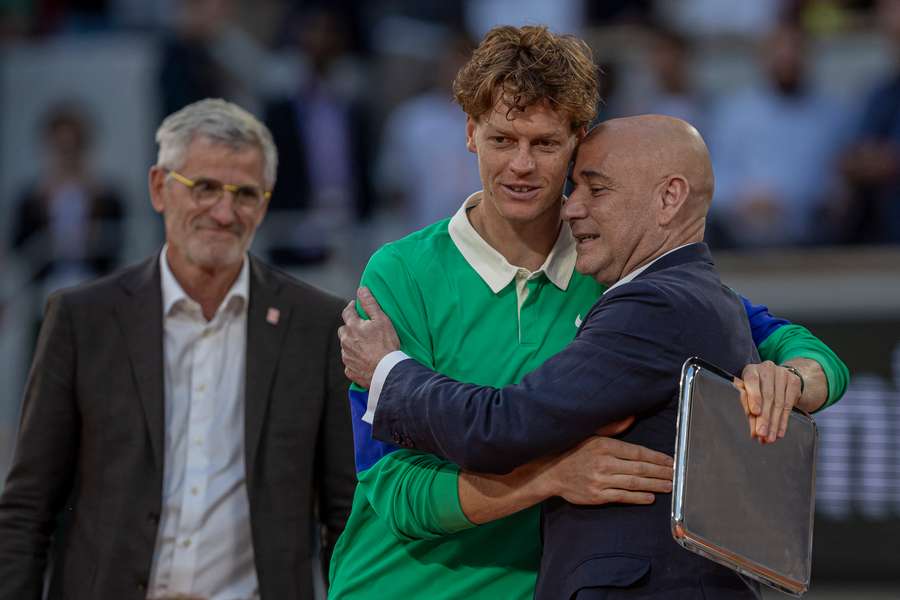 Jannik Sinner riceve il trofeo da Andre Agassi dopo la finale del Roland Garros 2025 a Parigi