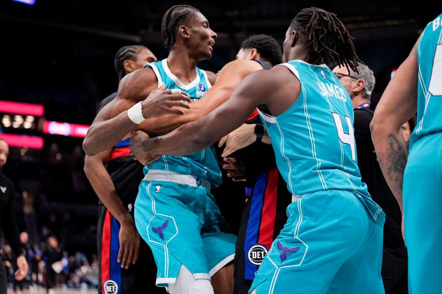 La pelea entre jugadores de Pistons y Hornets fue muy intensa