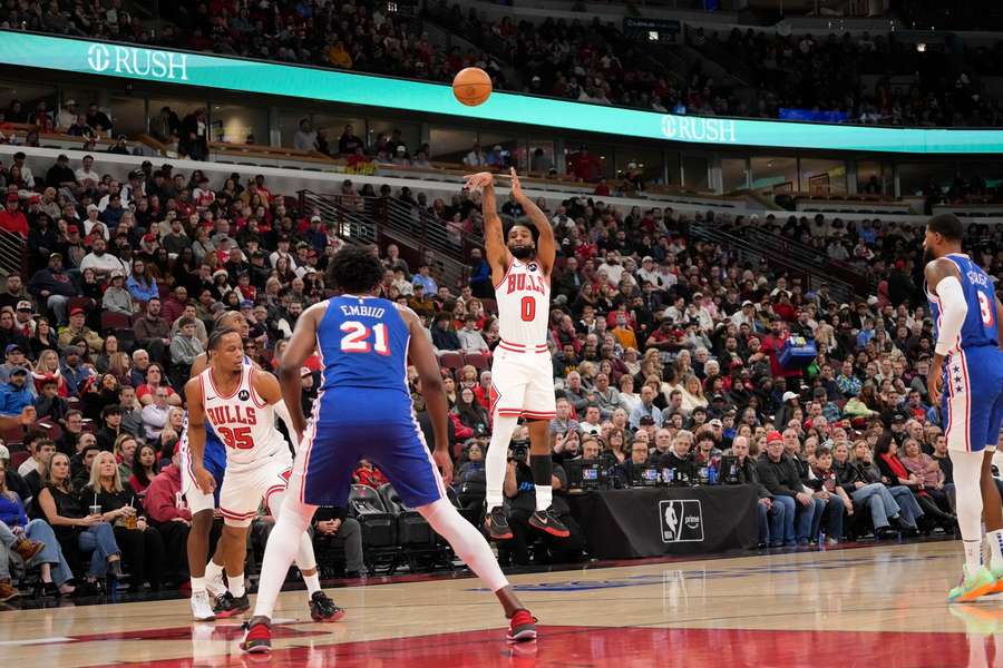 Chicago Bulls guard Coby White shoots against the Philadelphia 76ers