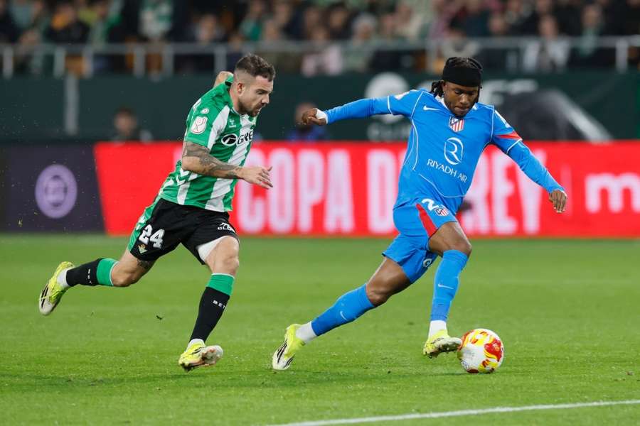 Lookman se va de Aitor Ruibal en el 0-3