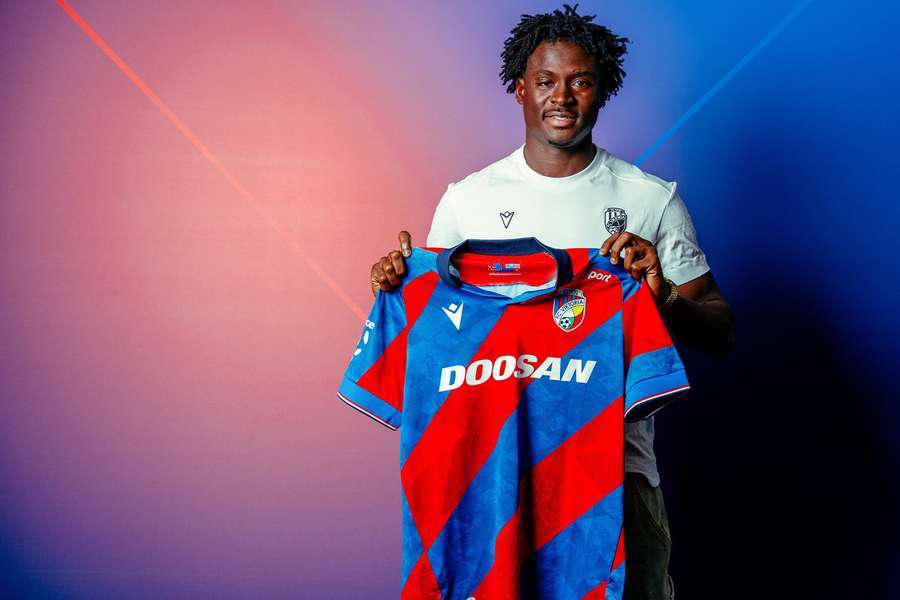 Lawal je novou posilou Plzně. Lawal je novou posilou Plzně.