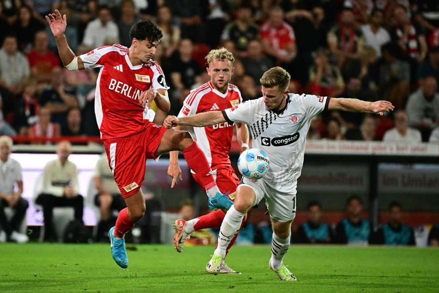 Diogo Leite no duelo com o St. Pauli