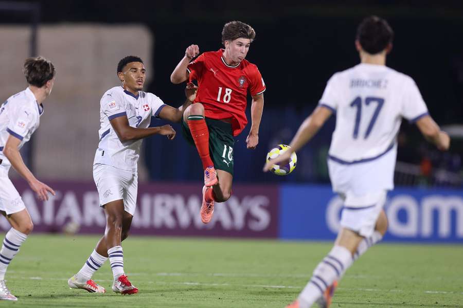 Bernardo Lima domina a bola perante os adversários da Suíça