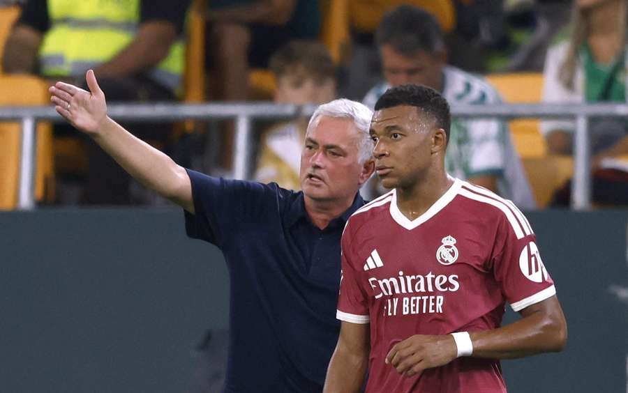 Mourinho im Gespräch mit Mbappé Mourinho im Gespräch mit Mbappé