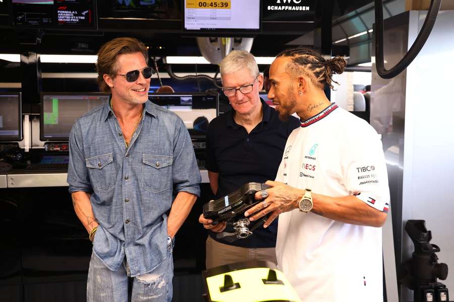 Brad Pitt și Lewis Hamilton la boxele Mercedes