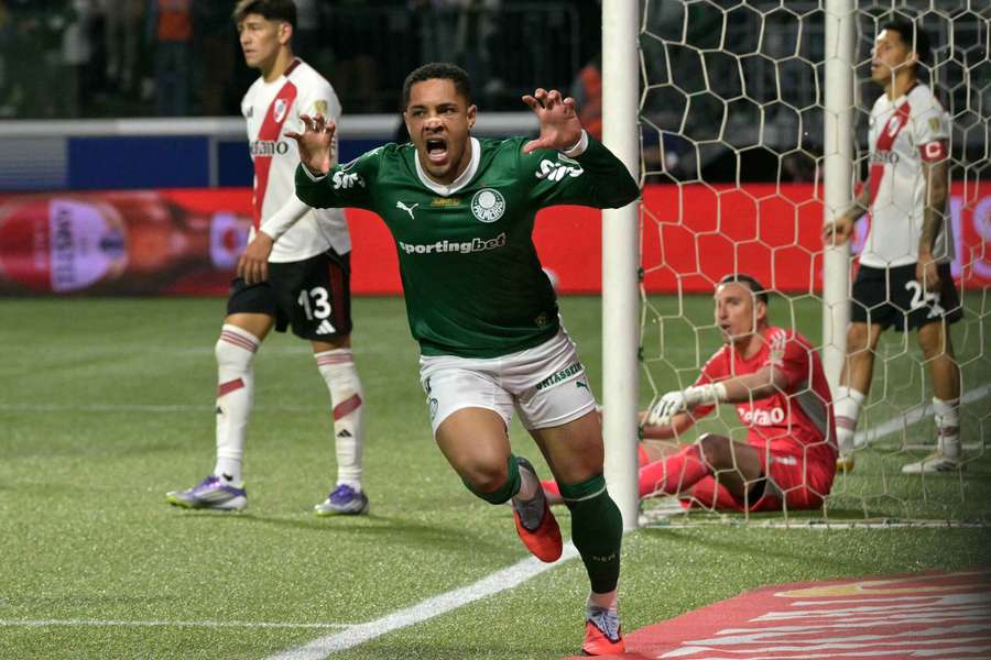 Vitor Roque celebra con el Palmeiras