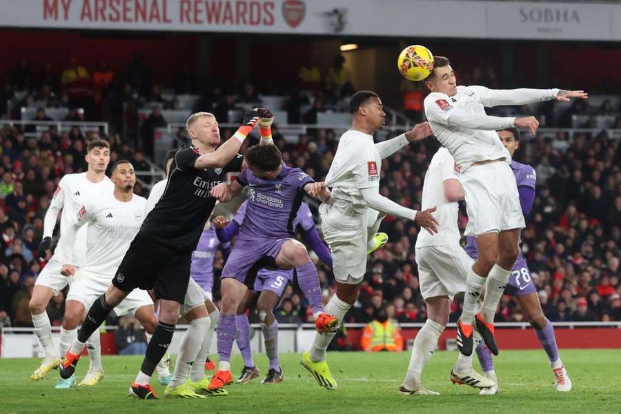 Gol contra de Kiwior encaminhou classificação do Liverpool