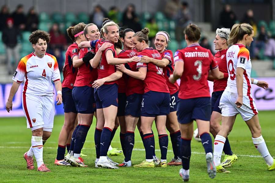 České fotbalistky slaví gól proti Černé Hoře. České fotbalistky slaví gól proti Černé Hoře.