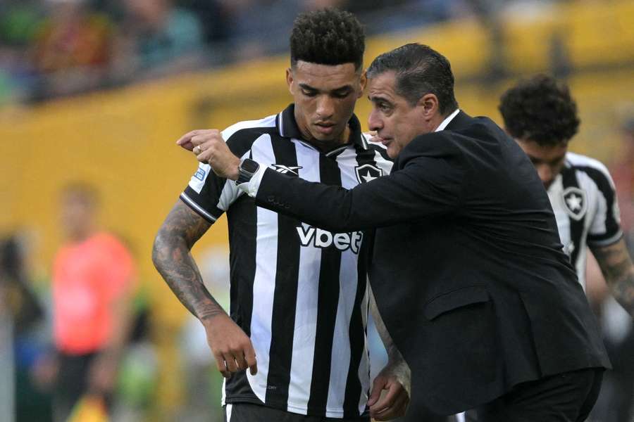 Renato Paiva orienta o ex-atacante botafoguense Igor Jesus