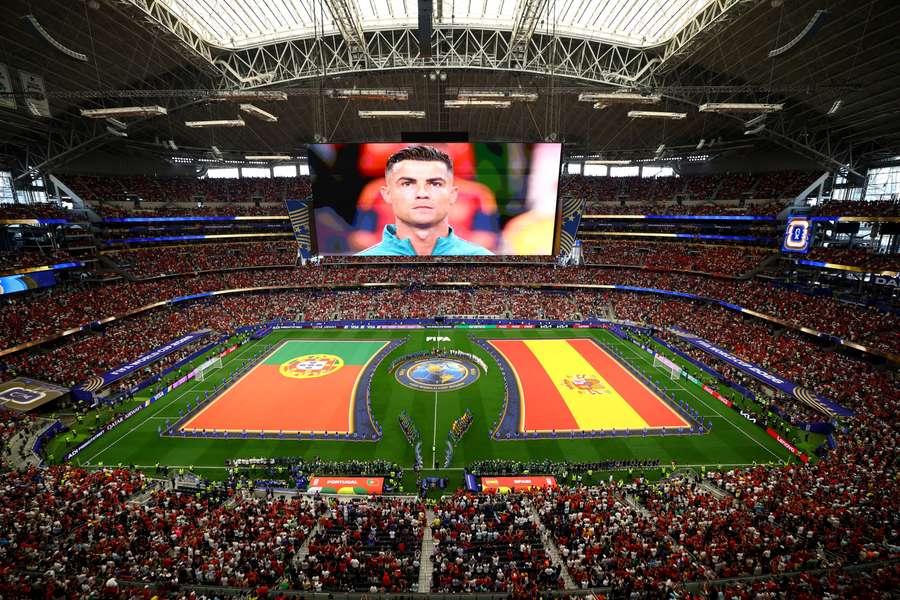 A imagem de Cristiano Ronaldo projetada no suntuoso telão de Dallas A imagem de Cristiano Ronaldo projetada no suntuoso telão de Dallas