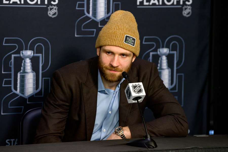 Leon Draisaitl wirkte auf der Pressekonferenz nach dem Spiel sichtlich zufrieden.