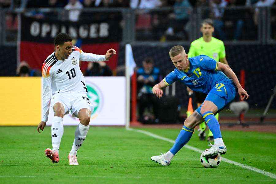 Il centrocampista tedesco n. 10 Jamal Musiala e il centrocampista ucraino n. 17 Oleksandr Zinchenko si contendono il pallone