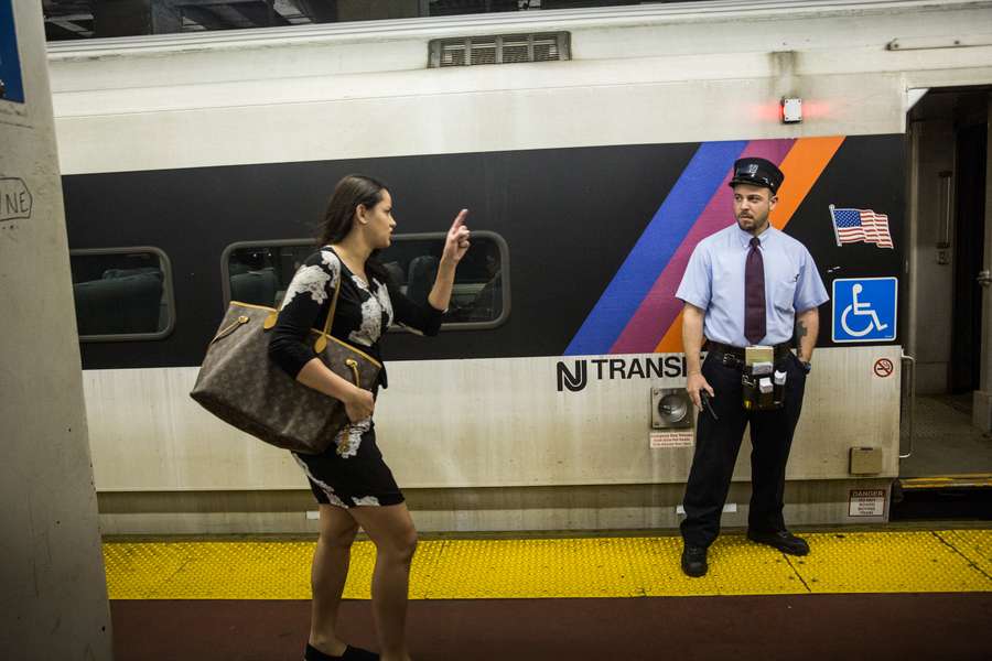 Passageira pede informação a condutor durante um dia comum na Penn Station, em Nova York Passageira pede informação a condutor durante um dia comum na Penn Station, em Nova York