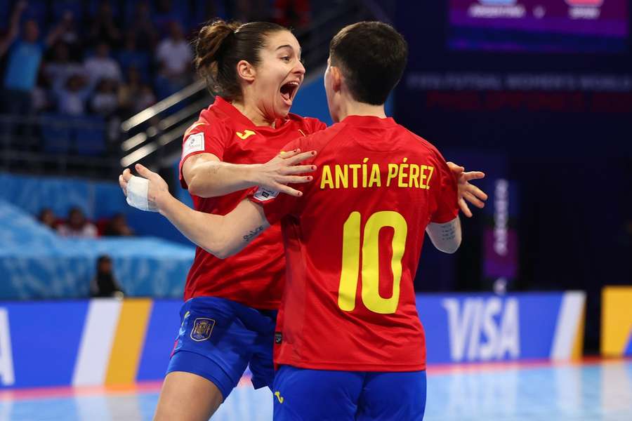 Ale de Paz y Antía Pérez celebran el primer gol de España Ale de Paz y Antía Pérez celebran el primer gol de España