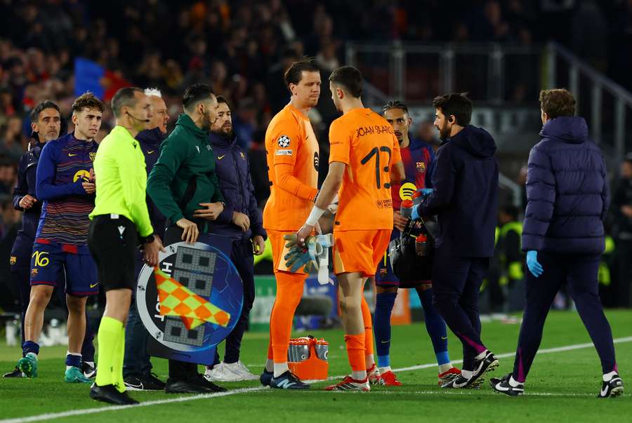 Joan García y Szczesny, en el cambio