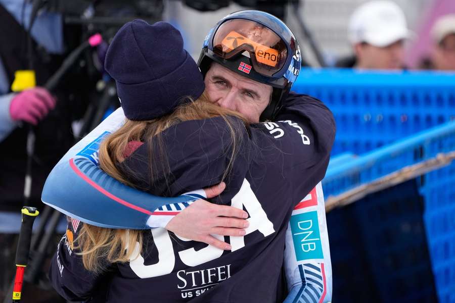 Aleksander Aamodt Kilde umarmt seine Verlobte Mikaela Shiffrin nach seiner Leidenszeit