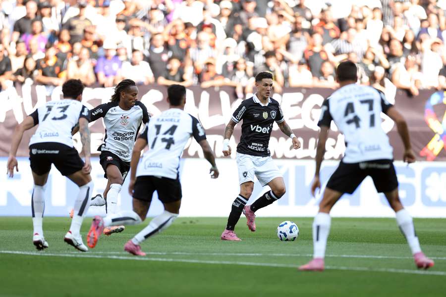 Corinthians e Botafogo entregaram bom futebol neste domingo (30)