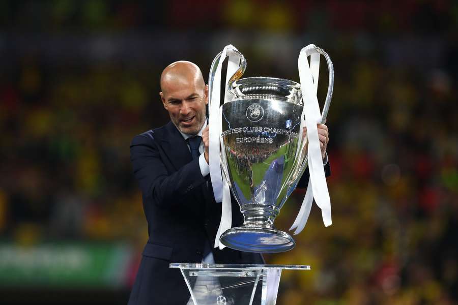 ZINEDINE ZIDANE podczas ceremonii medalowej finału Ligi Mistrzów UEFA na Wembley w Londynie