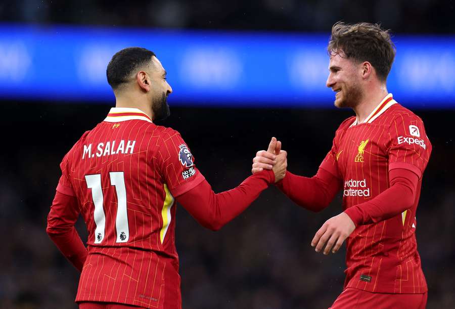 Salah e Mac Allister se cumprimentam após gol do Liverpool Salah e Mac Allister se cumprimentam após gol do Liverpool