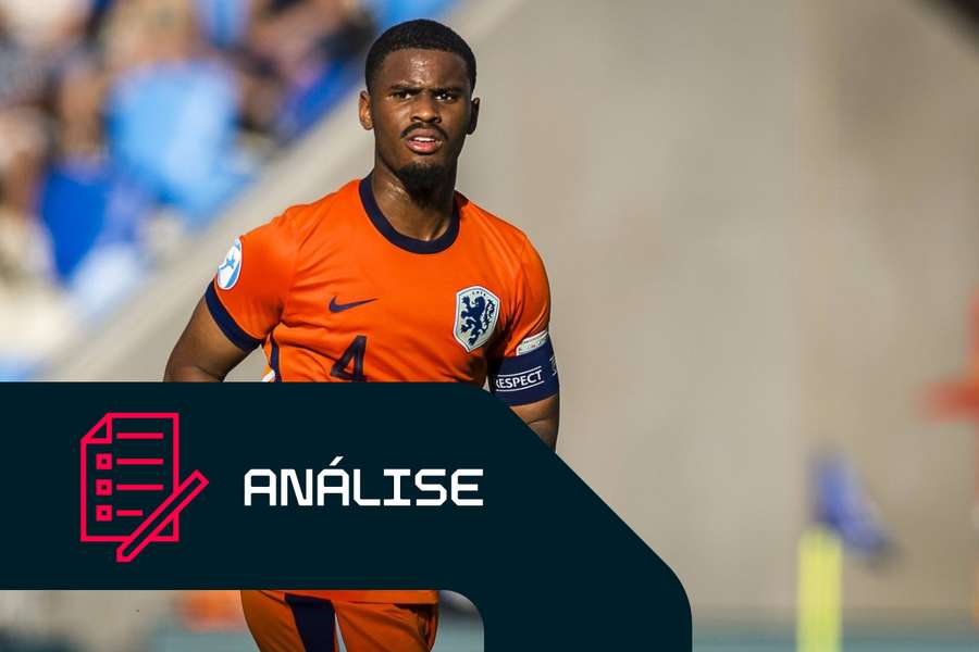 Jorrel Hato jogando pela seleção sub-21 dos Países Baixos contra a Inglaterra sub-21