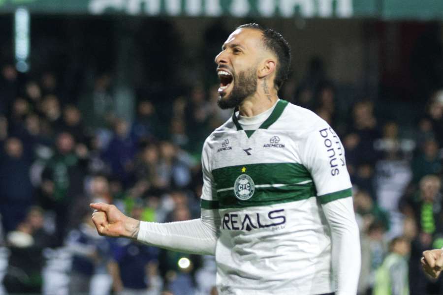 Rodrigo Rodrigues fez um dos gols do Coritiba na partida Rodrigo Rodrigues fez um dos gols do Coritiba na partida