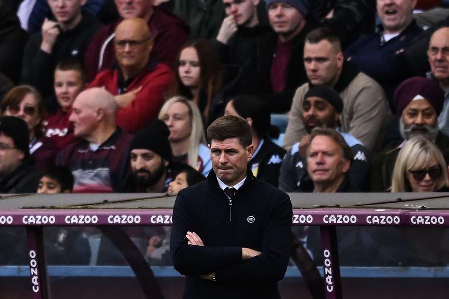 Gerrard não resistiu à goleada para o Fulham