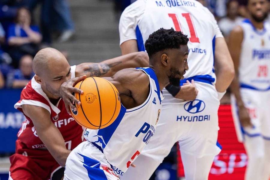 Duelo intenso entre FC Porto e Benfica num duelo da 2.ª jornada do campeonato nacional Duelo intenso entre FC Porto e Benfica num duelo da 2.ª jornada do campeonato nacional