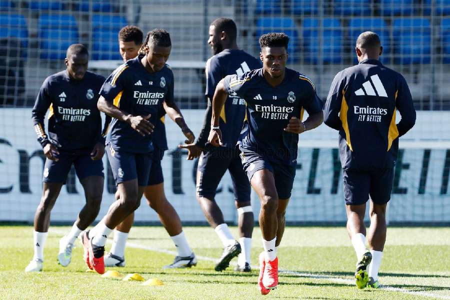 Bellingham, atrás de Camavinga e Mendy, no treino de sábado.