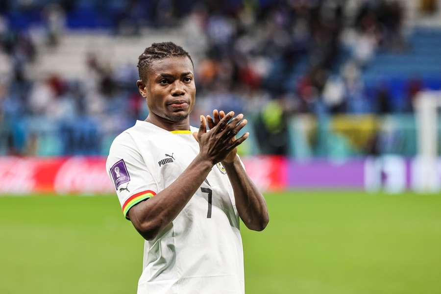 Fatawu Issahaku aplaude os adeptos depois de o Gana ser eliminado do Campeonato do Mundo no Qatar