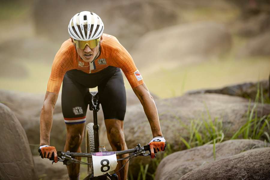 Vader in actie op de cross country mountainbike op het Izu MTB Course tijdens de Olympische Spelen van Tokio op 26 juli 2021