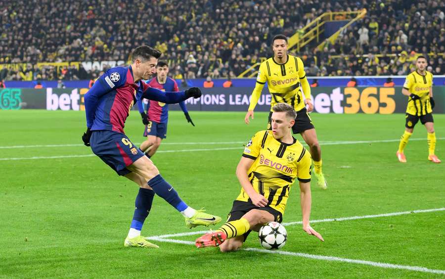 Robert Lewandowski de la Barcelona în acțiune împotriva Borussiei Dortmund Robert Lewandowski de la Barcelona în acțiune împotriva Borussiei Dortmund
