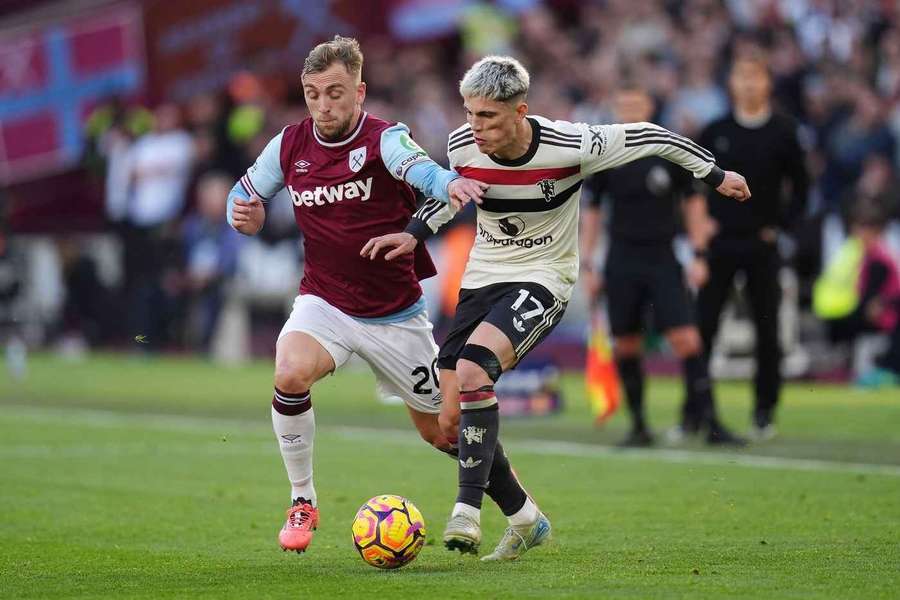 Jarrod Bowen, în duel cu Garnacho, în timpul partidei West Ham - Manchester United