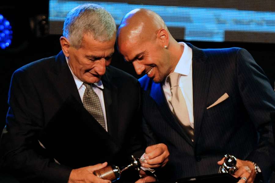 Juan Sebastián Verón ao lado do pai Juan Ramón Verón, dois ídolos do Estudiantes de la Plata 