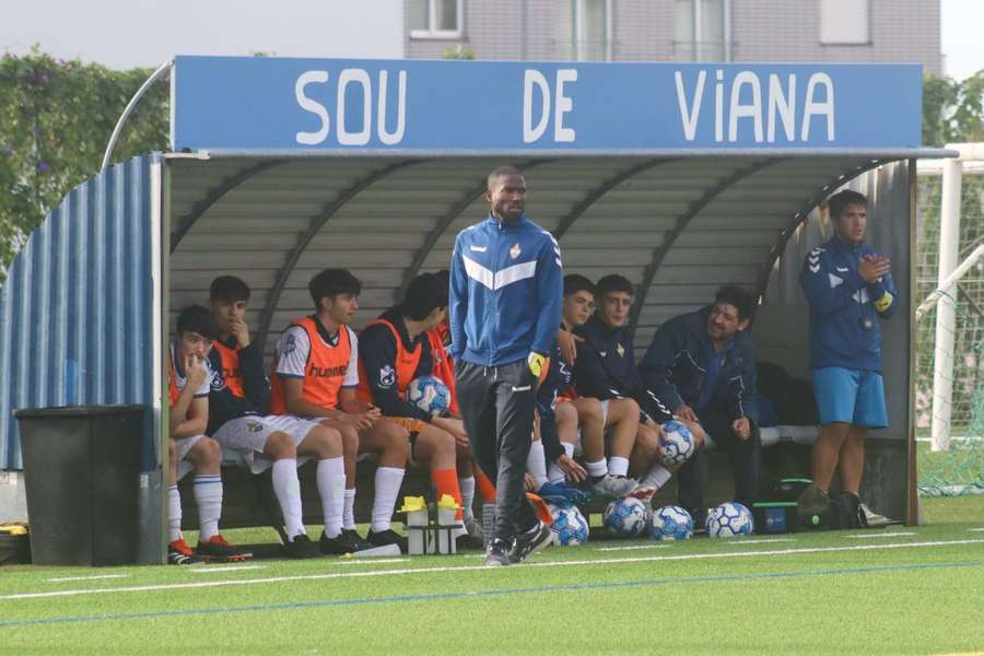 Miguel Abreu treina os sub-19 do Vianense Miguel Abreu treina os sub-19 do Vianense