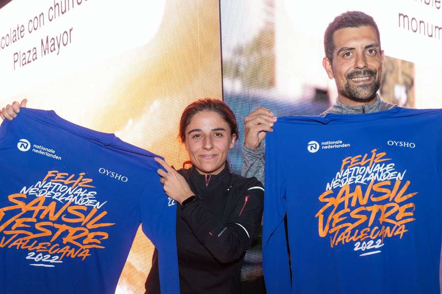 Diego y María posan con la camiseta de la San Silvestre Vallecana 2022