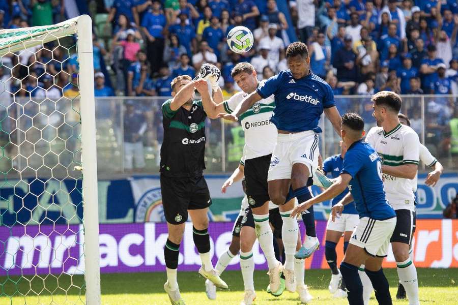 Cruzeiro e Coritiba fizeram jogo de bastante equilíbrio no Independência