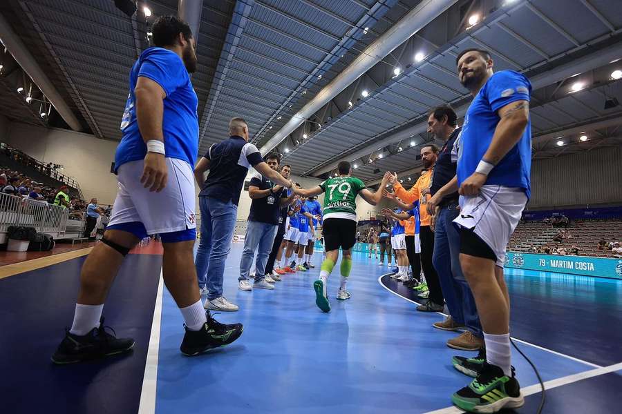 Jogadores do Belenenses fizeram guarda de honra ao Sporting