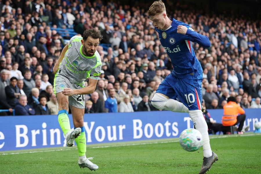 Bernardo Silva tenta cruzamento perante Cole Palmer