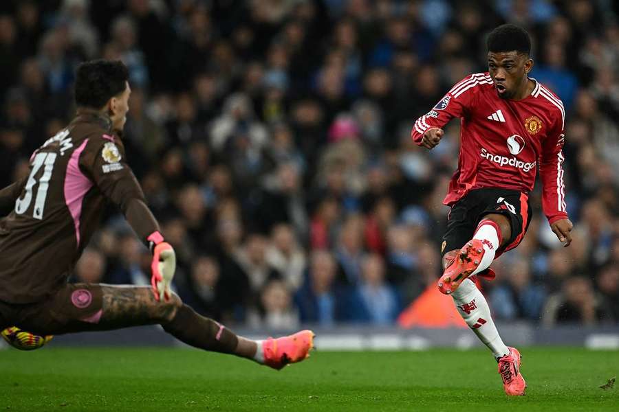 Manchester United a marqué aux 88ᵉ et 90ᵉ minutes dans le derby chez Manchester City (2-1). 