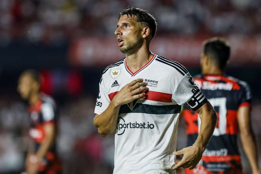 Tocaram no Calleri, mas não foi gol