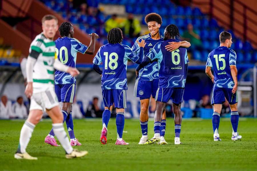 La gioia dei giocatori dell'Ajax La gioia dei giocatori dell'Ajax