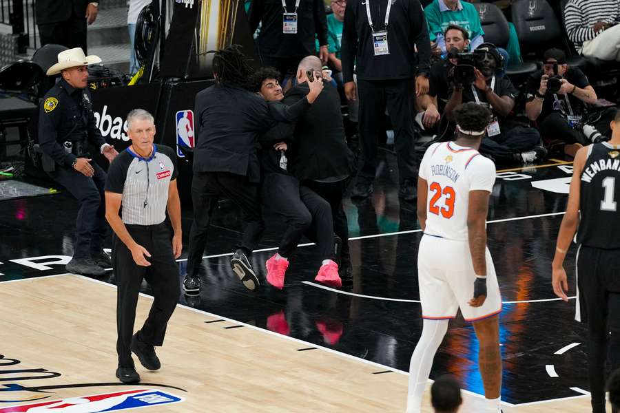 La NBA no permitirá la entrada en sus pabellones de la persona que se llevan detenida