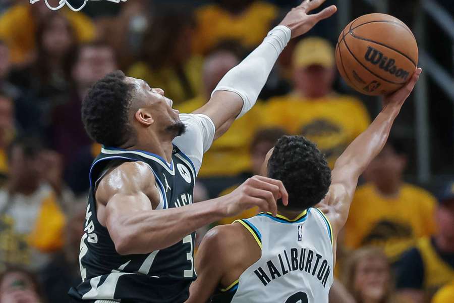 Antetokounmpo intenta taponar un lanzamiento de Haliburton