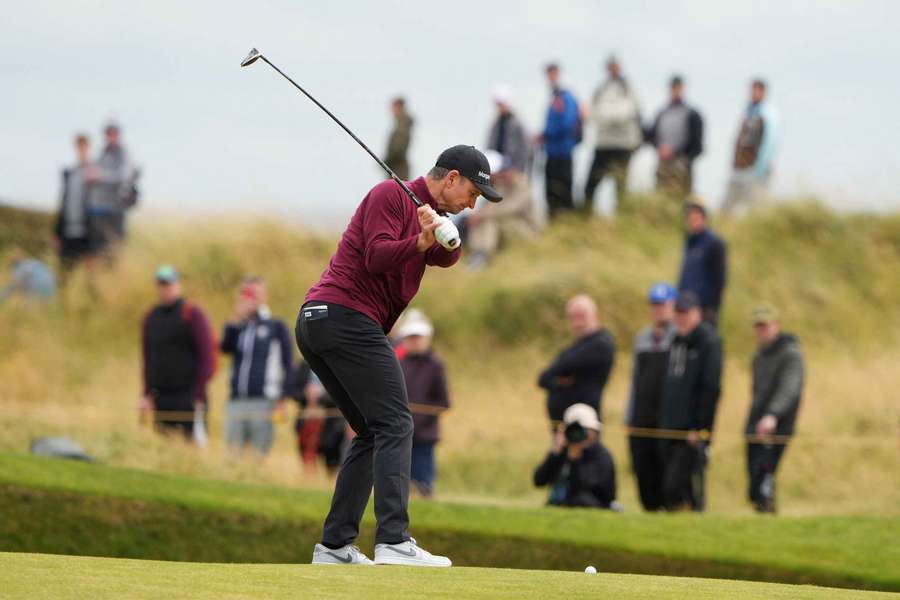 Justin Rose slaat zijn approach op de vierde hole tijdens de laatste ronde