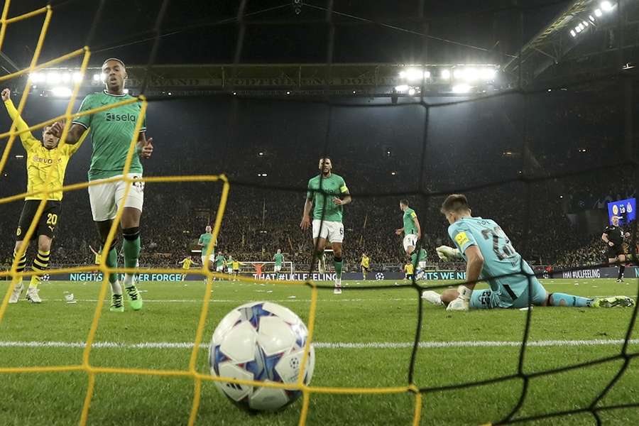 Nick Pope moet voor de tweede keer een doelpunt toestaan aan Dortmund